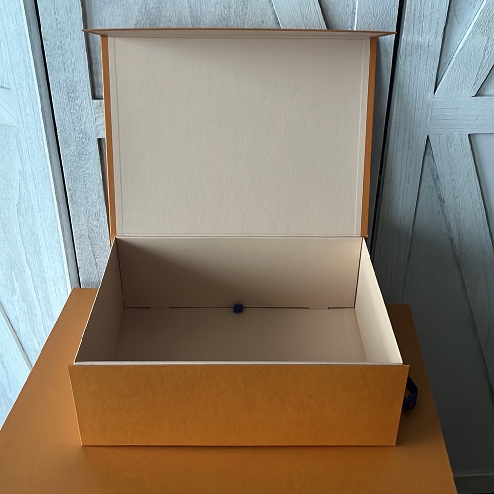 Authentic Louis Vuitton Box with Ribbon - Picture 3 of 5